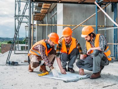 Gerüstbau-Team montiert ein Fassadengerüst für eine Baustelle in Wiesbaden