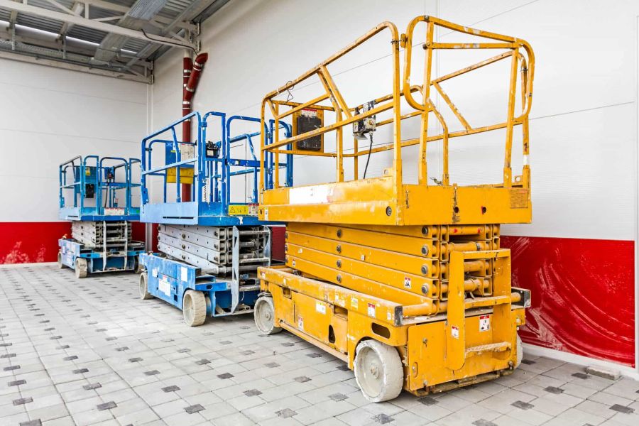 Professioneller Materialaufzug von CAN Gerüstbau für Bauprojekte in Kronberg
