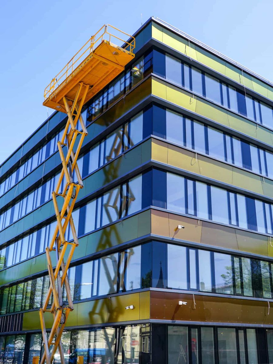 Bauaufzug an einem Gerüst in Bingen für den sicheren Materialtransport