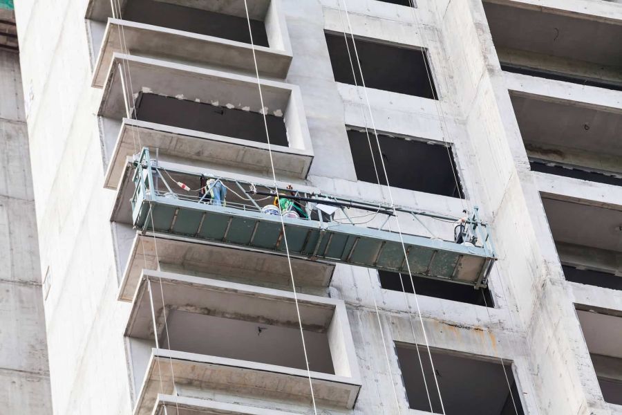 CAN Gerüstbau mit Bauaufzug für eine Baustelle in Königstein