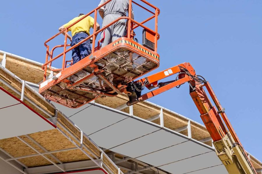 Bauaufzug an einem Gerüst für sicheren Materialtransport auf einer Baustelle in Kronberg